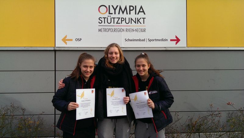 Wir gratulieren den drei nominierten U18-Spielerinnen aus Halle Janina Schinkel, Lena Büschel und Laura Schinkel (v.l.) ganz herzlich! // Foto: Steinwerth